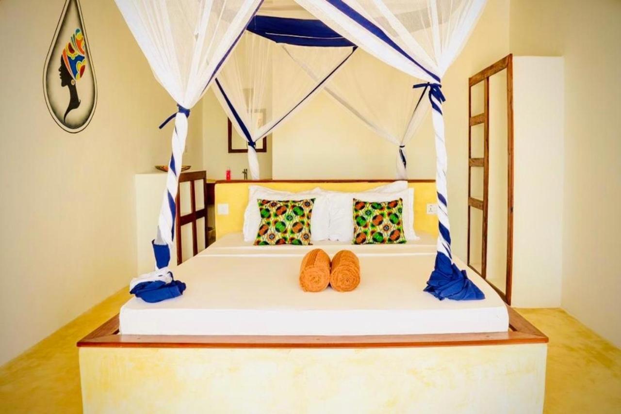 Mnana Beach Bungalows Pingwe Bagian luar foto