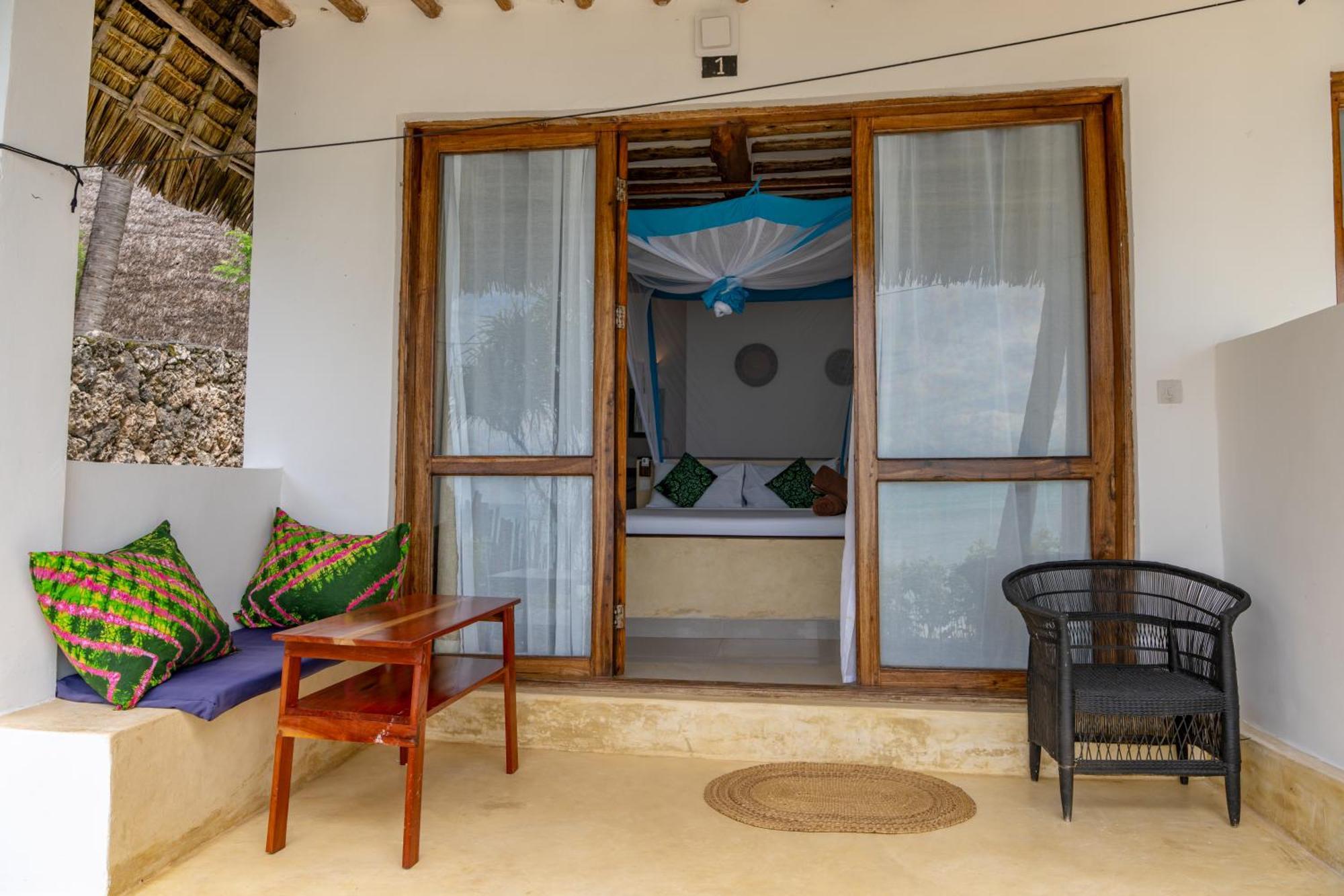 Mnana Beach Bungalows Pingwe Bagian luar foto